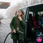 Une assistante familiale, l’air préoccupé, fait le plein de gazole de son minibus équipé de sièges auto pour enfants