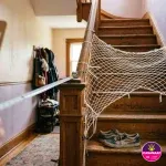 Filet de protection tendu le long d'un escalier, une main tient un mètre ruban et une liste de contrôle